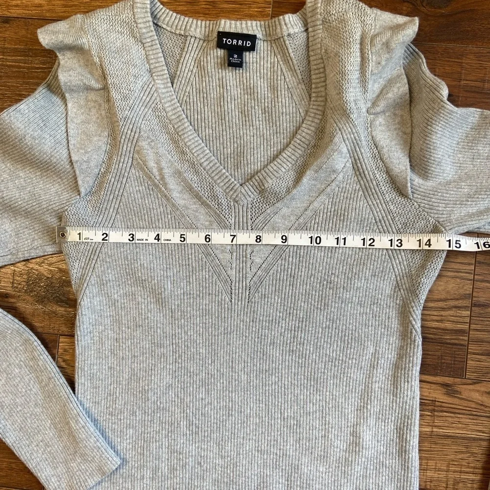 Torrid Long Sleeve V-Neck Ruffle Shoulder Gray Ribbed Sweater Plus Size 2